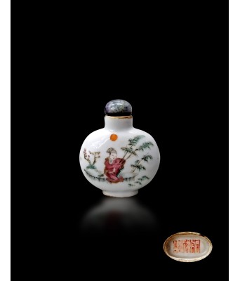 A Chinese Famille Rose Figures Snuff Bottle Qing Dynasty Tongzhi Mark and Period 1862-1875