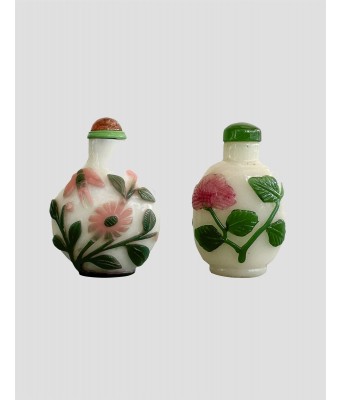 清中期白地套料牡丹富贵蜂蝶花恋鼻烟壶一租两件