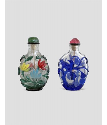 清中期芝麻地五色琉璃百花争艳宝石蓝鼻烟壶一组两件