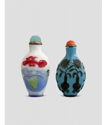 清乾隆料器白地套五色蓝地黑色菊花鼻烟壶一组两件 1735-1796
