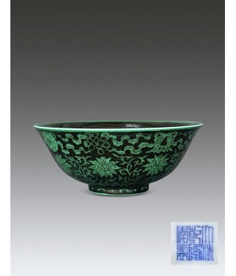 清乾隆官窑墨地绿彩莲托八宝纹碗 1735-1796