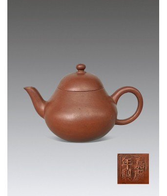清代嘉庆年制款紫砂梨形壶 1796-1820