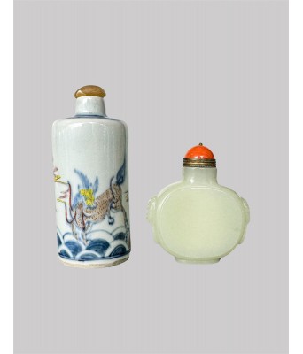 清中期粉彩麒麟和田白玉狮钮鼻烟壶一组两件