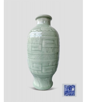 清乾隆年制豆青釉模印古纹瓶 1736-1796