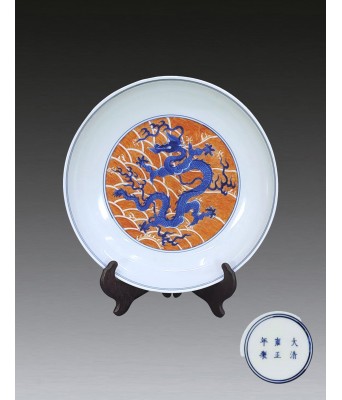 清雍正官窑矾红青花龙纹盘 1678-1735