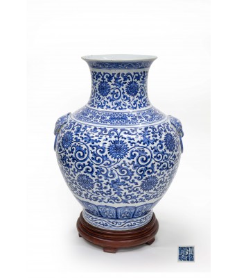 清乾隆青花缠枝花卉纹辅首尊 1644-1912