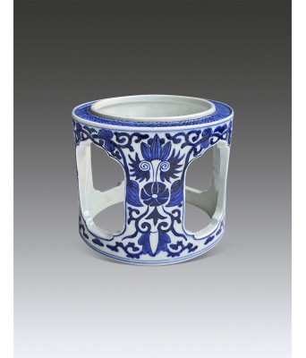 A Chinese Blue and White Flower Tea Stand Qing Kangxi Period 1662-1722