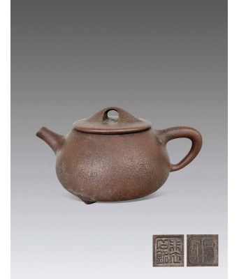 A Chinese Yixing Clay Teapot with Peishimin Mark 1892-1976