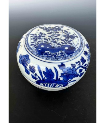A Chinese Blue and White Flower Box with Cover 1661-1722