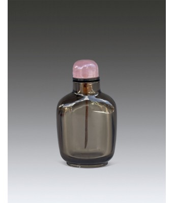 A Chinese Black Crystal Snuff Bottle Qing Qianlong 1735-1796