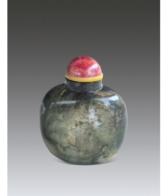 A Chinese Crystal Green Seeweed Color Snuff Bottle Qing Dynasty 1644-1912