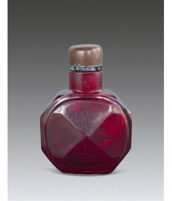 清宝石红料六方形鼻烟壶