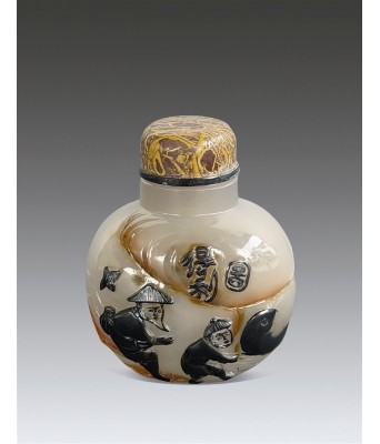 清玛瑙巧雕得利图鼻烟壶