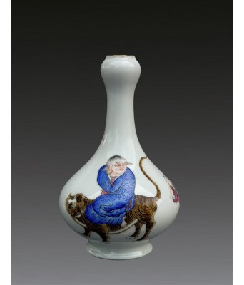 清粉彩人物骑虎罗汉蒜头瓶