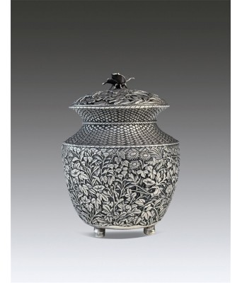 清代纯银雕花草虫纹三足香薰