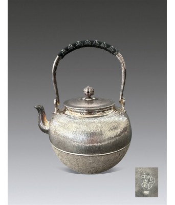 清代纯银吴杉堂款望月形壶