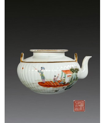 大清咸丰年制款粉彩人物瓜棱壶