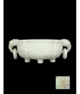 清乾隆宫廷御用和田白玉花形螭龙活环大笔洗 1735-1796