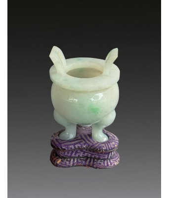 清翡翠双耳三足鼎形香薰木底座 1644-1912