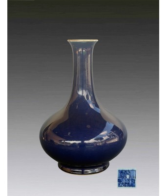 清乾隆蓝宝石釉荸荠瓶1736-1796