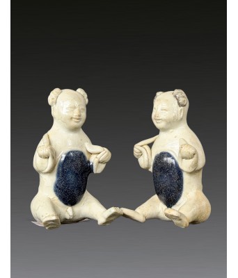 清康熙瓷雕青花童子一对 1661–1722
