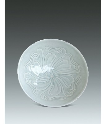 宋影青葵口花瓣纹碗 960–1279