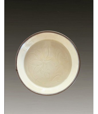 宋定窑刻花蝶花卉纹笔洗 960–1279