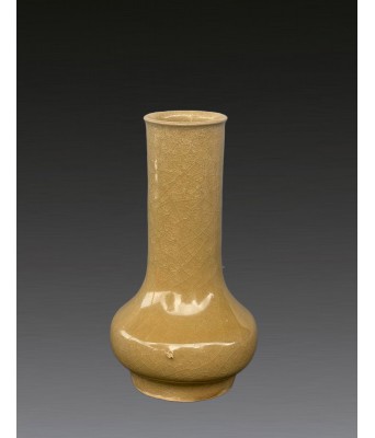 宋代龙泉窑米黄釉直颈瓶 960–1279